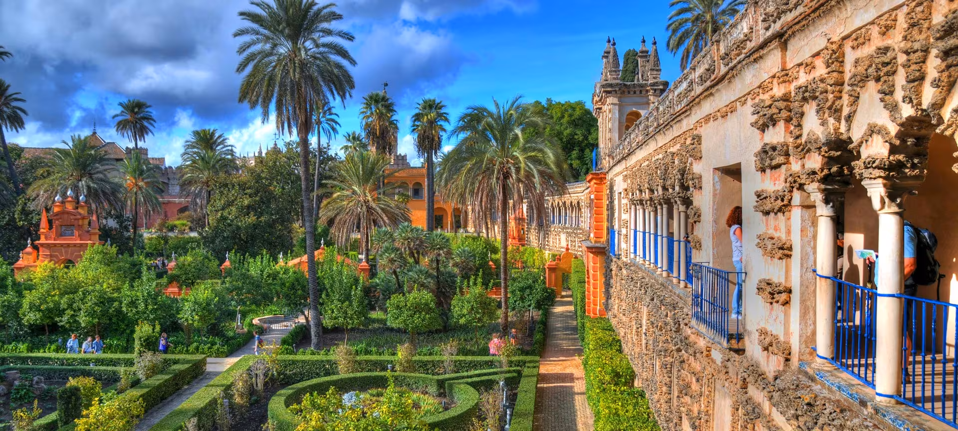 Estanque y setos recortados en los jardines del Real Alcázar de Sevilla